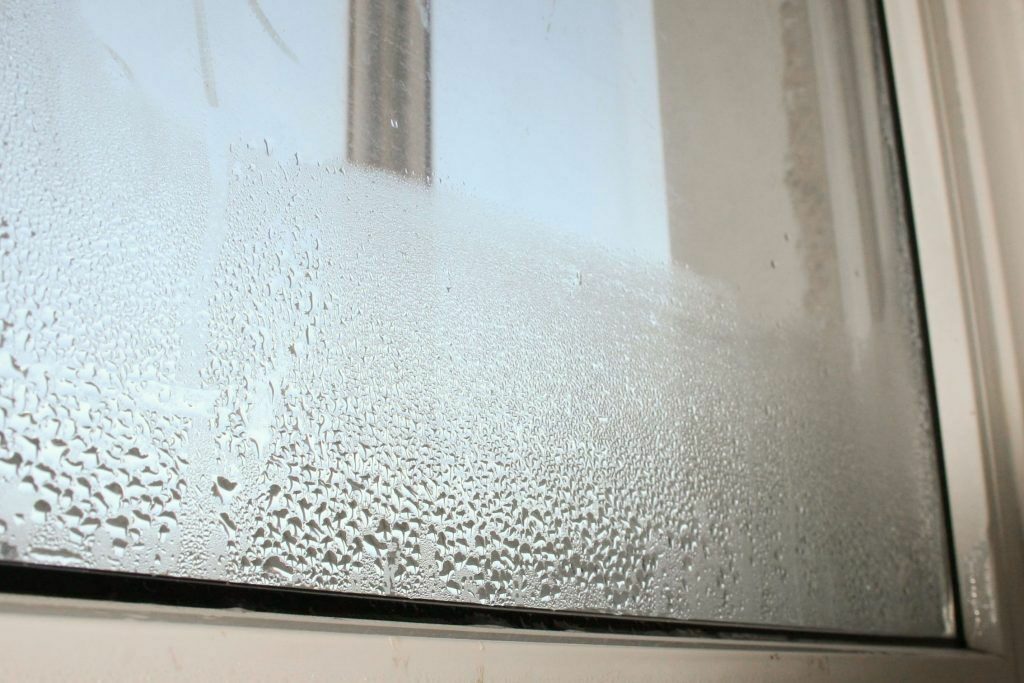 Потеют пластиковые окна в доме из бруса - что делать? | Русская построечка